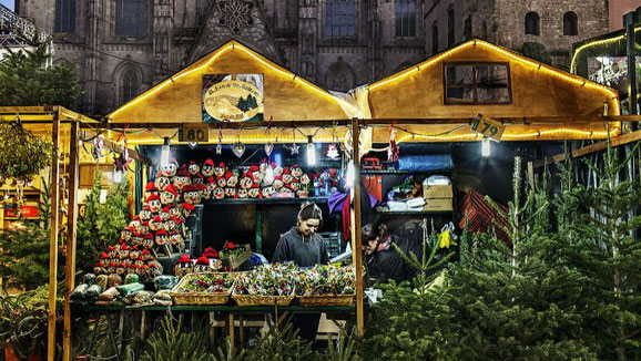 Parada a la Fira de Nadal Santa Llúcia de Barcelona de nit.